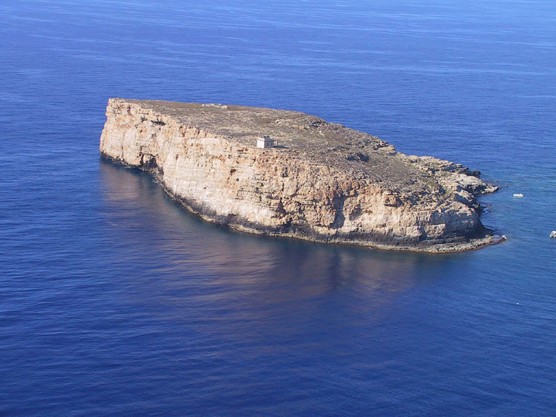 Остров Лампионе - безлюдная скала в море