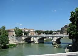 Река Тибр в Риме закована в каменные берега